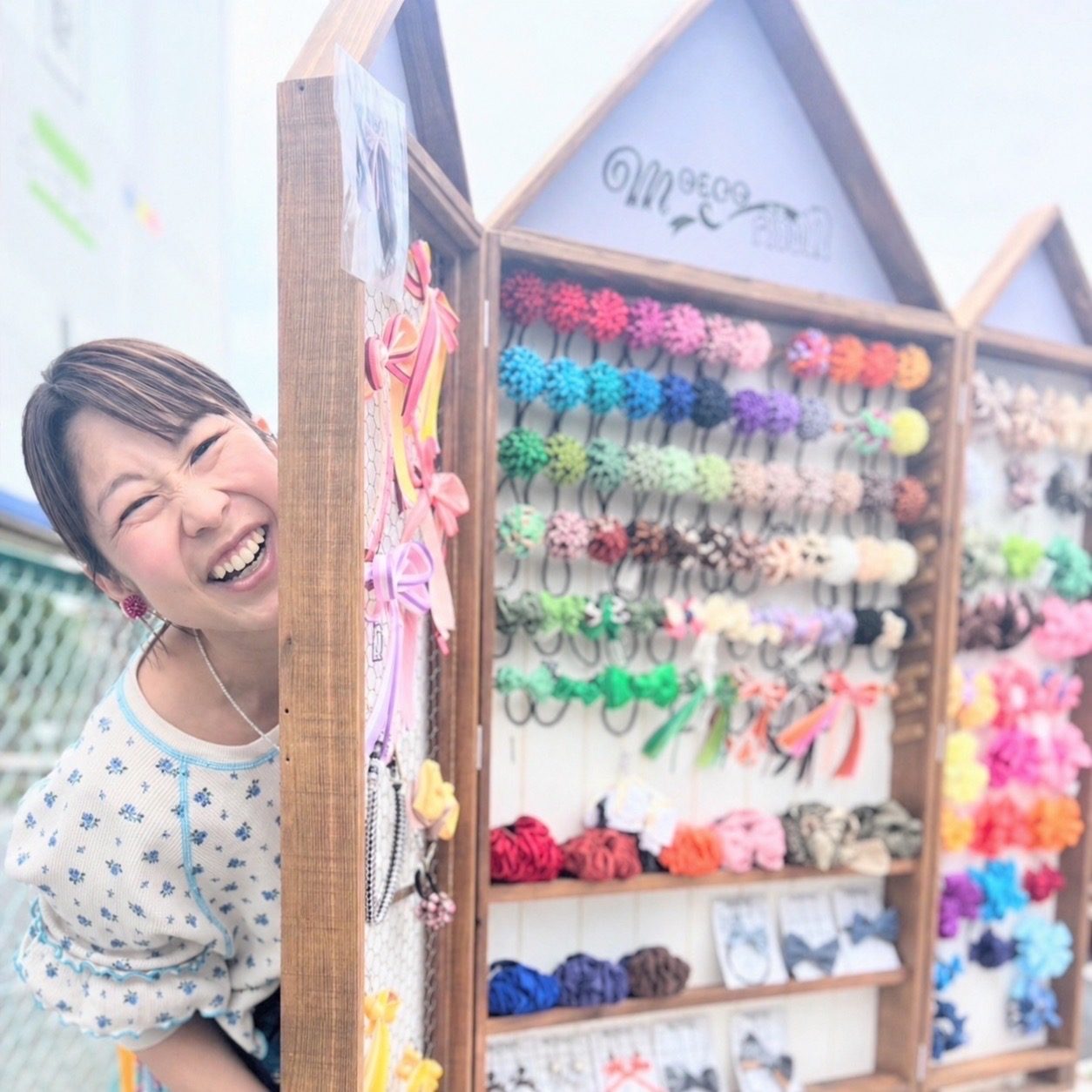マルシェのブースで笑顔の作家 MOEKO